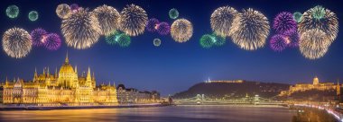 Macar Parlamentosu ve Özgürlük heykeli altında güzel havai fişek