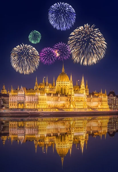 Красивые фейерверки под зданием парламента Венгрии — стоковое фото