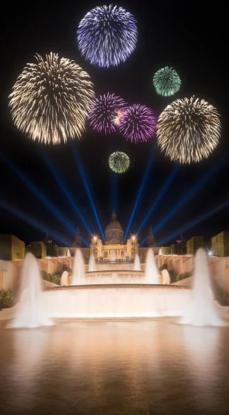 Belos fogos de artifício sob Magic Fountain em Barcelona — Fotografia de Stock
