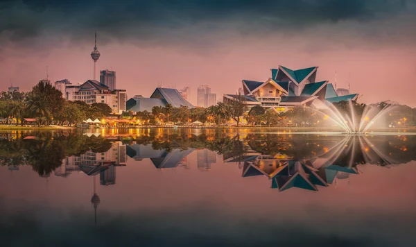 Kuala Lumpur paisaje nocturno, El Palacio de la Cultura —  Fotos de Stock