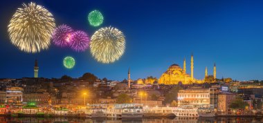 Güzel havai fişek ve Istanbul 'un cityscape