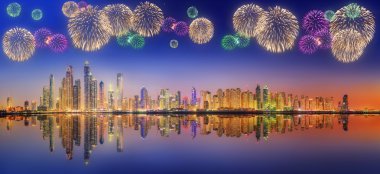 Dubai Yat Limanı güzel Fireworks'de. Birleşik Arap Emirlikleri