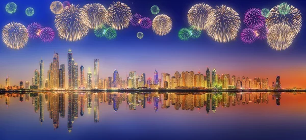 Lindos fogos de artifício na marina do Dubai. EAU — Fotografia de Stock