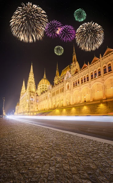 Gyönyörű tűzijáték alatt a magyar Parlament — Stock Fotó