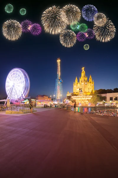 Hermosos fuegos artificiales bajo el Parque de Atracciones y el Templo del Tibidabo —  Fotos de Stock