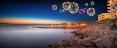 Ibiza altında güzel havai fişek gece görünümü ada