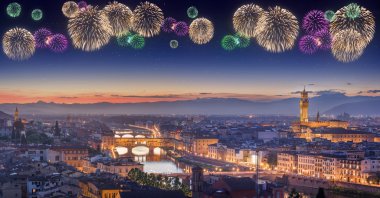 Gün batımında, Floransa Arno Nehri ve Ponte Vecchio altında güzel havai fişek