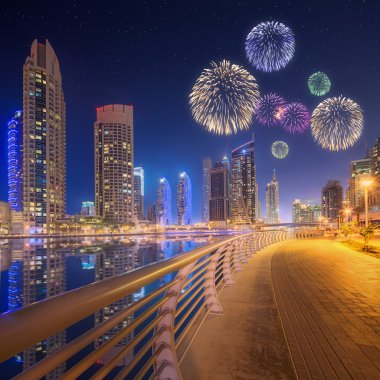 Dubai Yat Limanı güzel Fireworks'de. Birleşik Arap Emirlikleri
