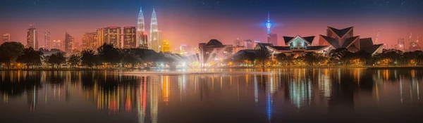 Kuala Lumpur paisaje nocturno, El Palacio de la Cultura — Foto de Stock