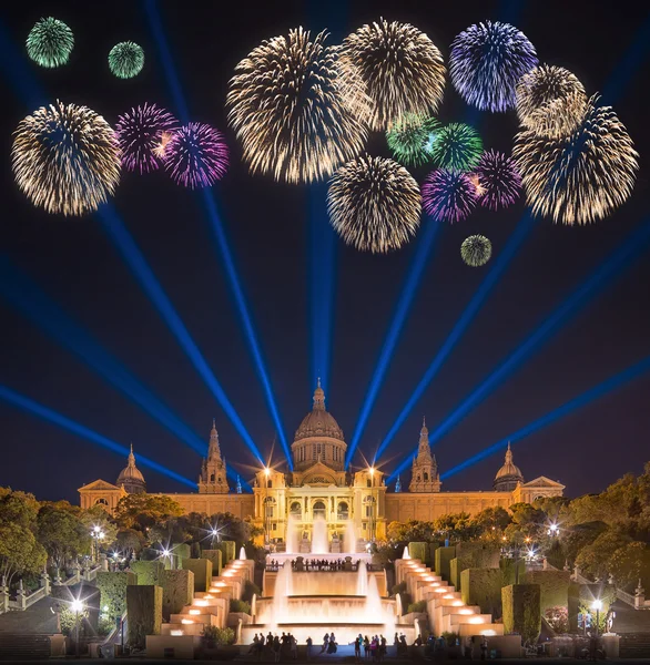 Fuegos artificiales bajo la Fuente Mágica en Barcelona — Foto de Stock