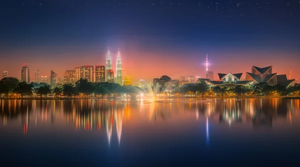 Kuala Lumpur noc pejzaż, Pałac Kultury — Zdjęcie stockowe