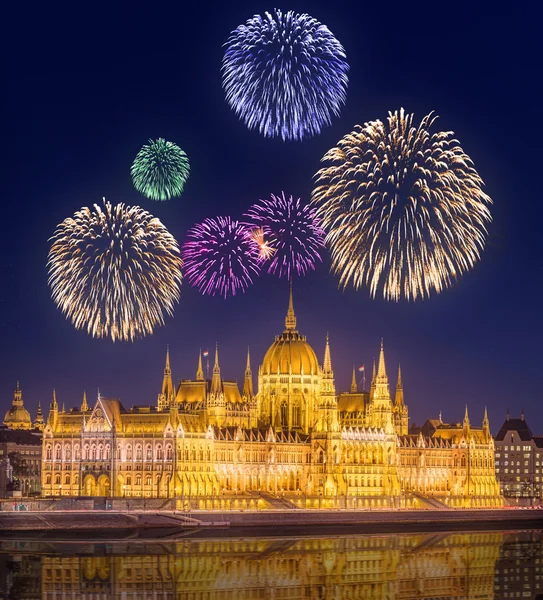 Belos fogos de artifício sob o Parlamento húngaro — Fotografia de Stock