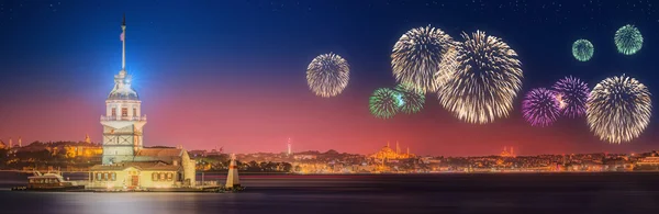 Belos fogos de artifício e paisagem urbana de Istambul — Fotografia de Stock