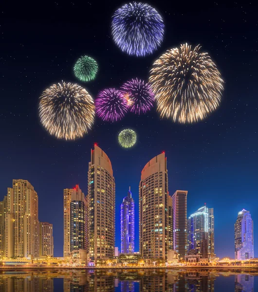 Dubai Yat Limanı güzel Fireworks'de. Birleşik Arap Emirlikleri