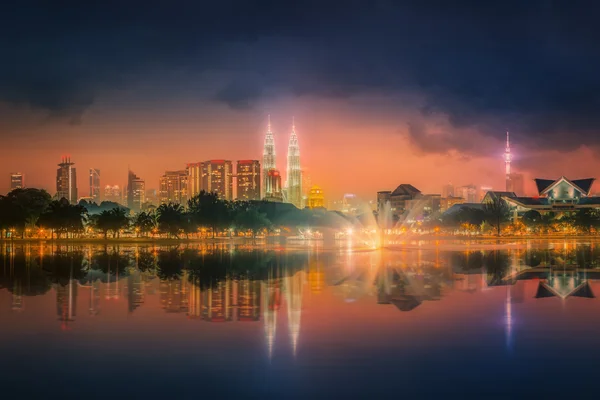 Ночной пейзаж Куала-Лумпура, Дворец культуры — стоковое фото