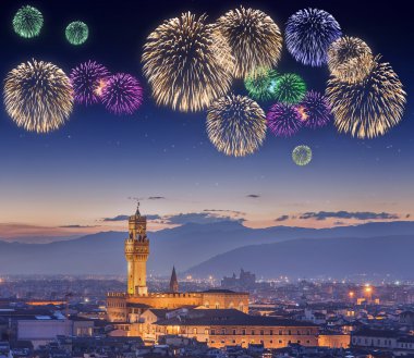 Ponte Vecchio Floransa altında güzel havai fişek