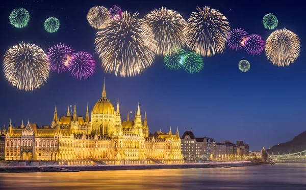 Gyönyörű tűzijáték alatt a magyar Parlament — Stock Fotó