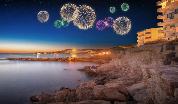 Gyönyörű tűzijáték alatt Ibiza sziget éjszakai — Stock Fotó