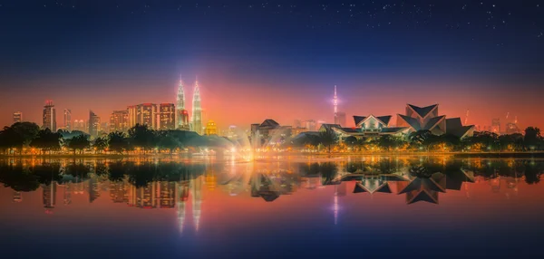 Kuala Lumpur éjszaka táj, a Kultúrpalota — Stock Fotó