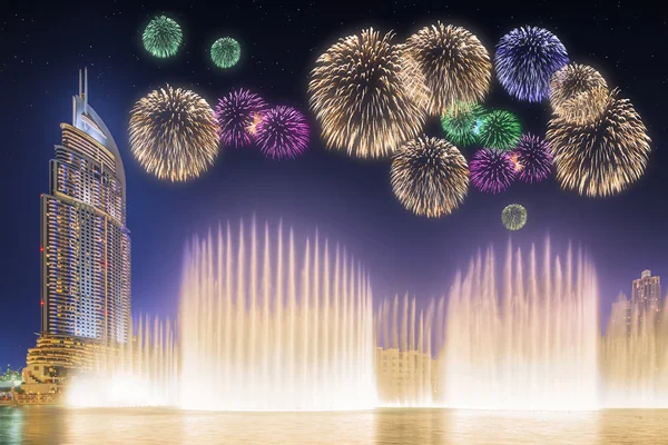 Krásný ohňostroj nad tančící fontány na mrakodrap Burdž Chalífa v Dubaji, Spojené arabské emiráty — Stock fotografie