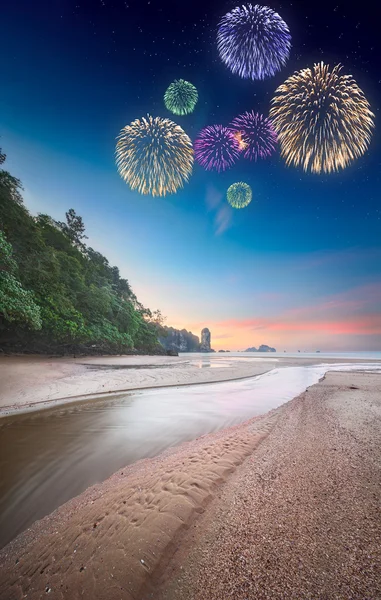 Gyönyörű tűzijátékok felett trópusi táj, Thaiföld — Stock Fotó