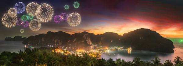 Hermosos fuegos artificiales sobre el paisaje tropical, Tailandia —  Fotos de Stock
