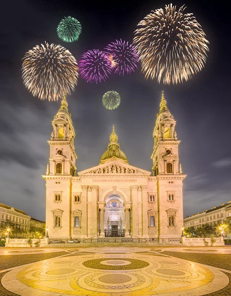 Beautiful fireworks above St. Stephens Basilica — Stock Photo, Image