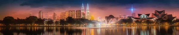 Kuala Lumpur noční scenérie, palác kultury — Stock fotografie
