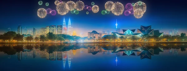 Gyönyörű tűzijátékok felett városkép a Kuala Lumpur skyline — Stock Fotó