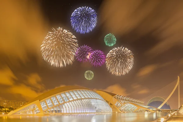 Lindos fogos de artifício acima da arquitetura europeia moderna, Valência — Fotografia de Stock