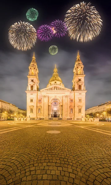 Beautiful fireworks above St. Stephens Basilica — Stock Photo, Image