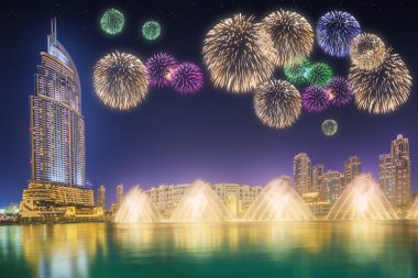 Dubai - Sirca Novenber 2014: Dans çeşme ve Uluslararası Dubai Kongre ve Sergi Sarayı gece Dubai, Birleşik Arap Emirlikleri.