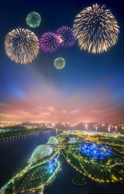 Singapur - Sirca Mayıs 2015: Marina Bay manzarası ve Marina Bay Sands görünümünü alacakaranlıkta