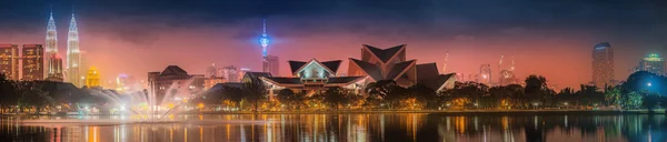 Куала-Лумпур, Малайзия - CIRCA May 2015: Petronas Twin Towers at night view from park of culture . — стоковое фото