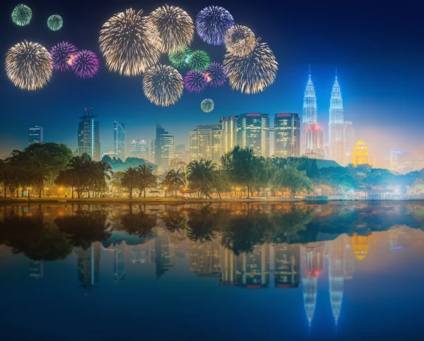 Kuala Lumpur, Malaysia - CIRCA May 2015: Petronas Twin Towers at night view from park of culture. — Stockfoto