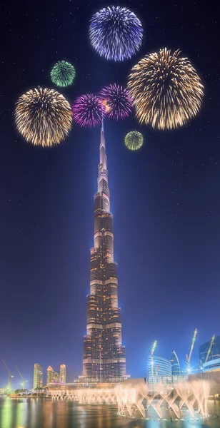 Dubai - sirca novenber 2014: tanzender brunnen und burj khalifa bei nacht in dubai, uae. — Stockfoto