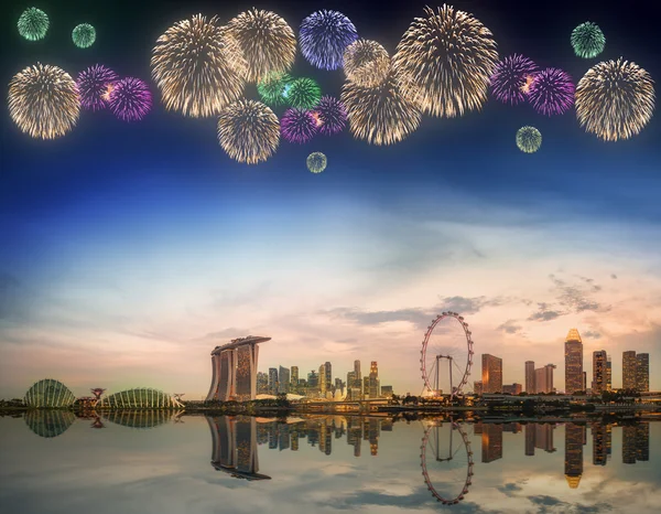Singapore - SIRCA MAY 2015: Marina Bay skyline and view of Marina Bay Sands at twilight — Stock Photo, Image