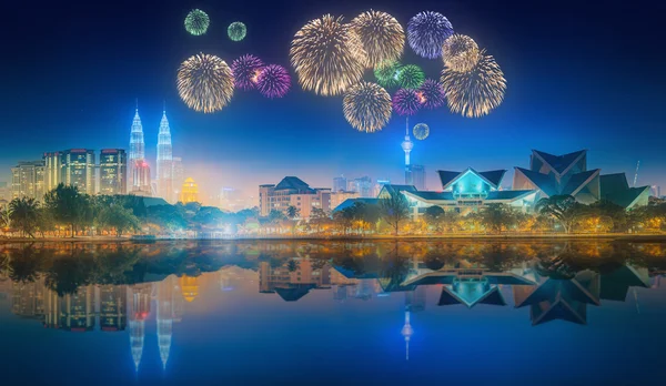 Kuala Lumpur, Malaysia - CIRCA May 2015: Petronas Twin Towers at night view from park of culture. — Stock Fotó