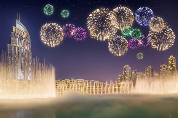 Dubai - SIRCA Novenber 2014: fonte de dança e Burj Khalifa à noite em Dubai, Emirados Árabes Unidos . — Fotografia de Stock