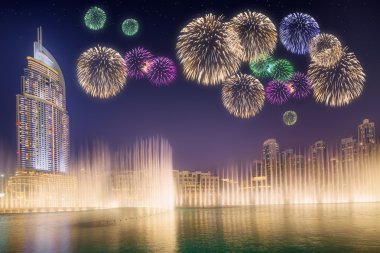 Dubai - Sirca Novenber 2014: Dans çeşme ve Uluslararası Dubai Kongre ve Sergi Sarayı gece Dubai, Birleşik Arap Emirlikleri.