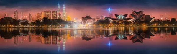Kuala Lumpur, Malaysia - CIRCA May 2015: Petronas Twin Towers at night view from park of culture. — Stockfoto