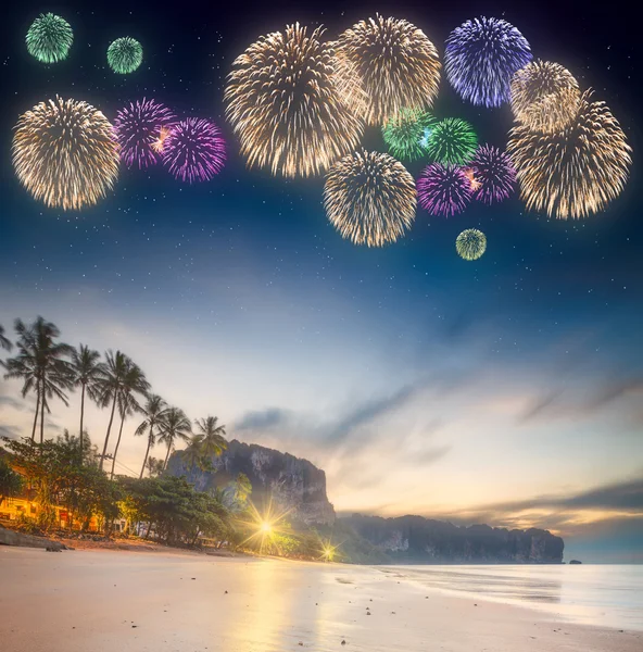 Lindos fogos de artifício acima da paisagem tropical, Tailândia — Fotografia de Stock