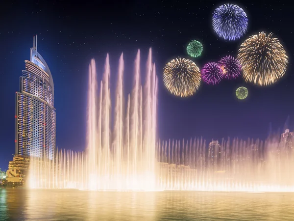 Krásný ohňostroj nad tančící fontány na mrakodrap Burdž Chalífa v Dubaji, Spojené arabské emiráty — Stock fotografie