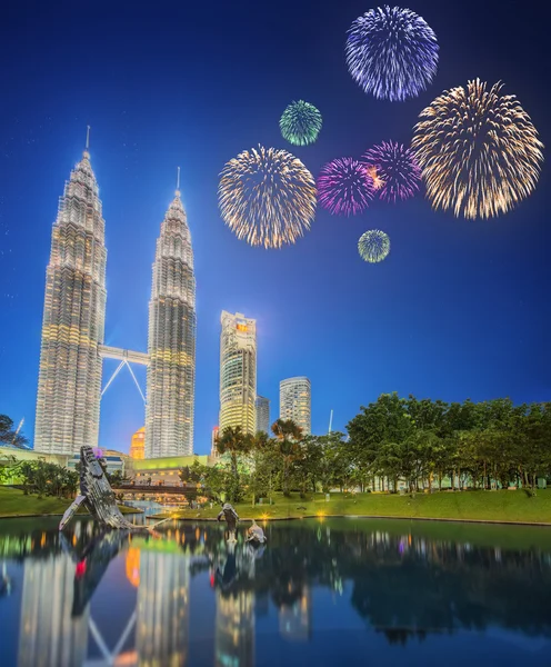 Belos fogos de artifício acima da paisagem urbana do horizonte de Kuala Lumpur — Fotografia de Stock