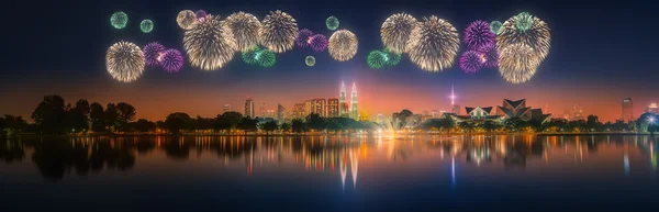 Beautiful fireworks above cityscape of Kuala Lumpur skyline — Stock Photo, Image