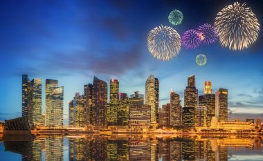 Marina Bay, Singapur manzarası içinde güzel havai fişek