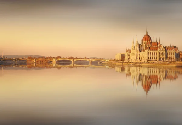 Vista do edifício do Parlamento húngaro, Budapeste — Fotografia de Stock