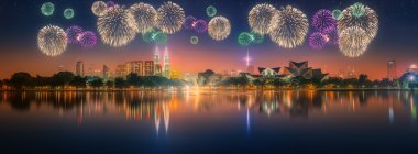 Cityscape Kuala Lumpur Skyline yukarıda güzel havai fişek