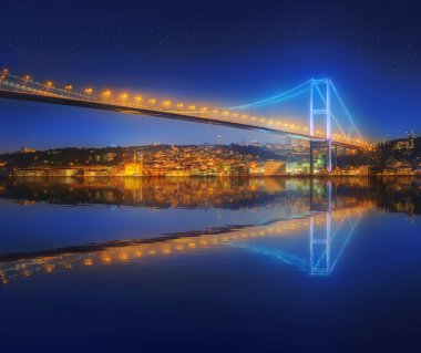 Gece İstanbul Boğaz Köprüsü'nün görünümü