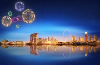 Singapur - Sirca Mayıs 2015: Marina Bay manzarası ve Marina Bay Sands görünümünü alacakaranlıkta